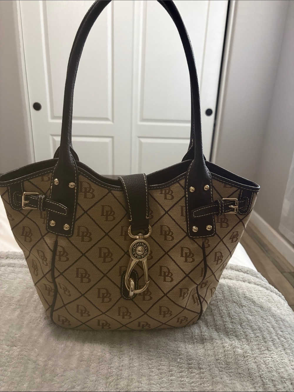 Dooney logo lock tote